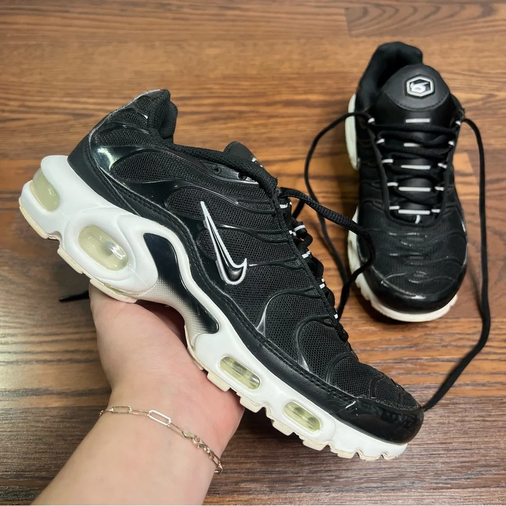 Nike Air Max Plus sneakers in the black and white colorway size Women’s 7.5